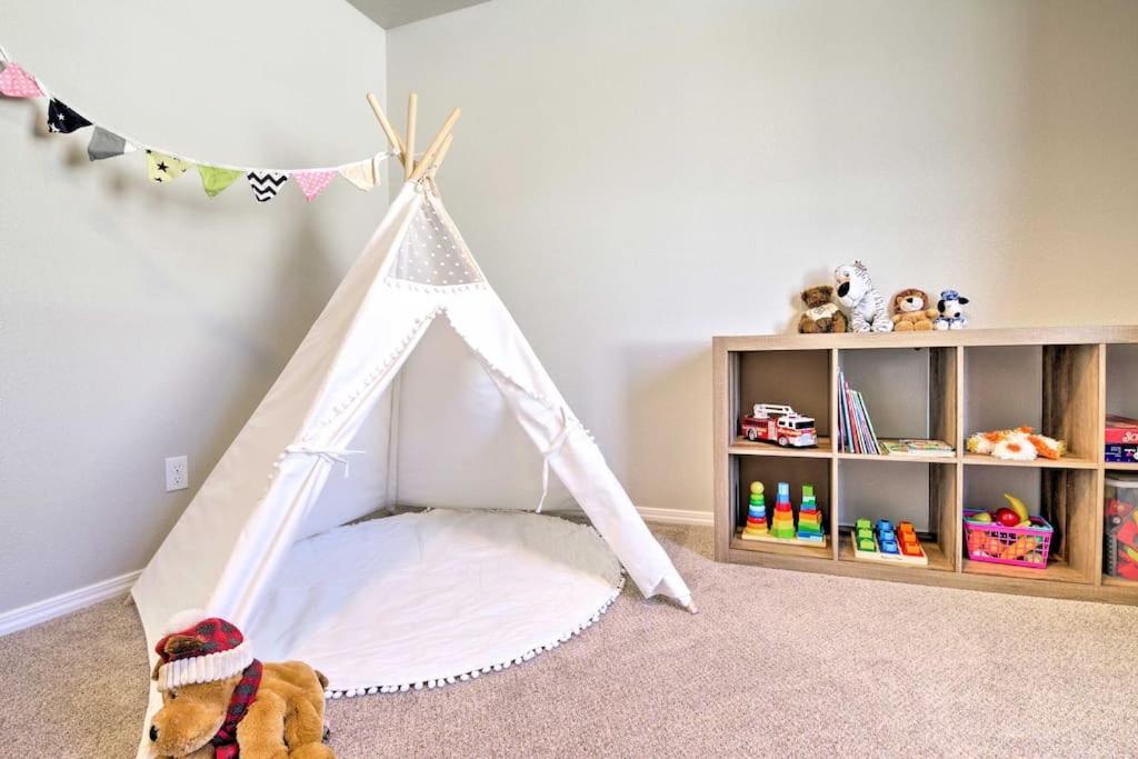 Family Friendly Playroom Garage Caldwell Kültér fotó